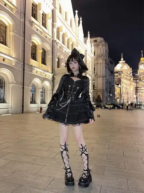 哥特风穿搭ozz夏蔷薇在上海外滩拍夜景