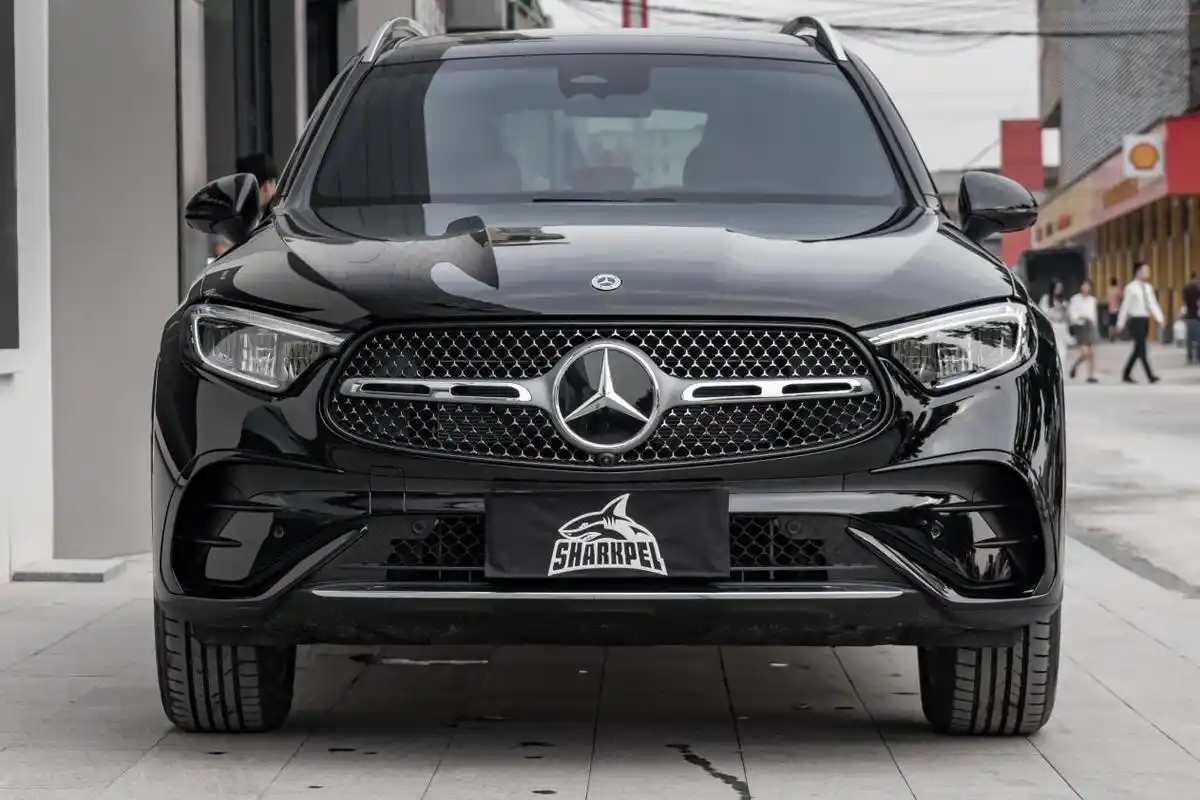 奔驰glc 300l贴隐形车衣,黑得纯粹,亮得闪耀!