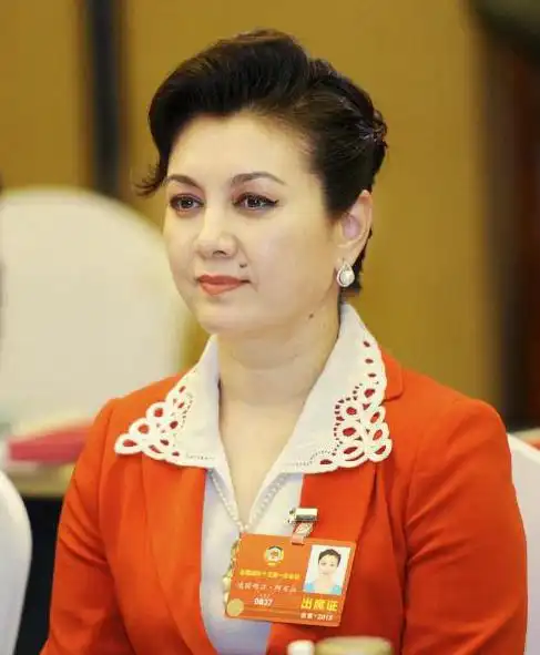 聚焦全国两会女代表委员在工作中展芳华