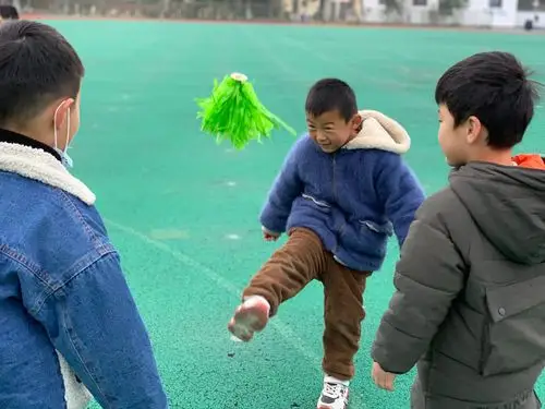 实验小学附属幼儿园大五班[我们爱运动]—民间游戏踢毽子 - 美篇