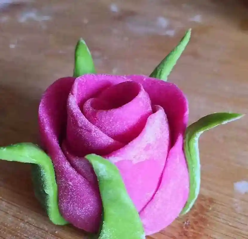 做的玫瑰花馒头,还会变颜色,没蒸和蒸过之后区别太大了,没蒸之前是