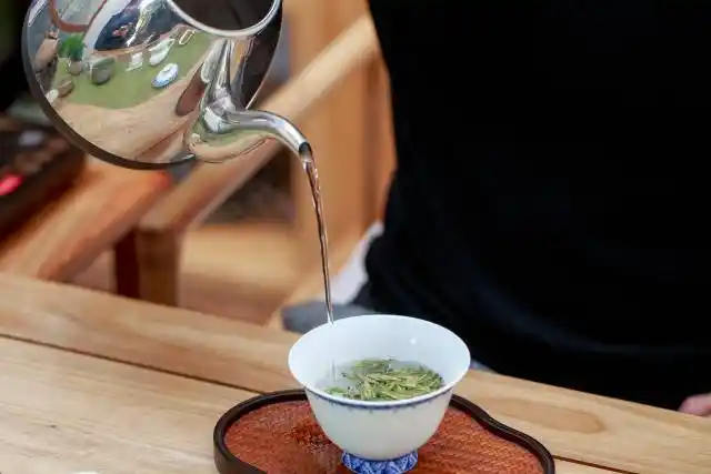 因此,喝绿茶还是要以今年春季采摘的最佳.