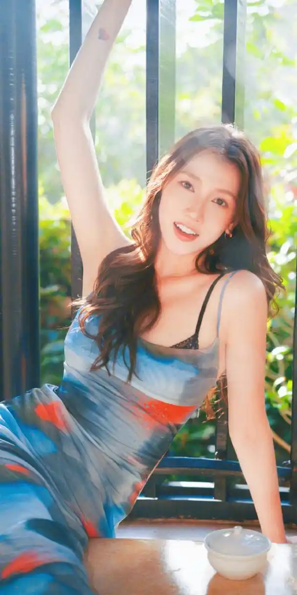 弦子初春柔美写真壁纸组图,卷发吊带,轻盈纤美,演绎时尚个性格调 67