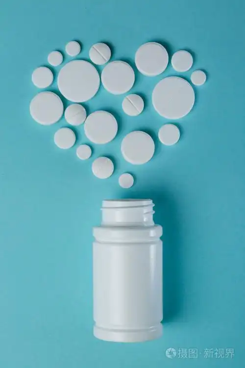 医学概念-不同形状白色药片在蓝色背景