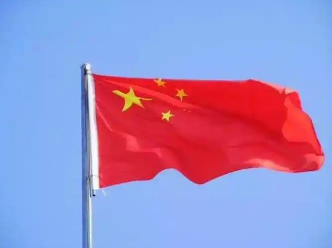 当我们看见五星红旗高高飘扬在蓝天白云之间,我们心中都会涌起一种无