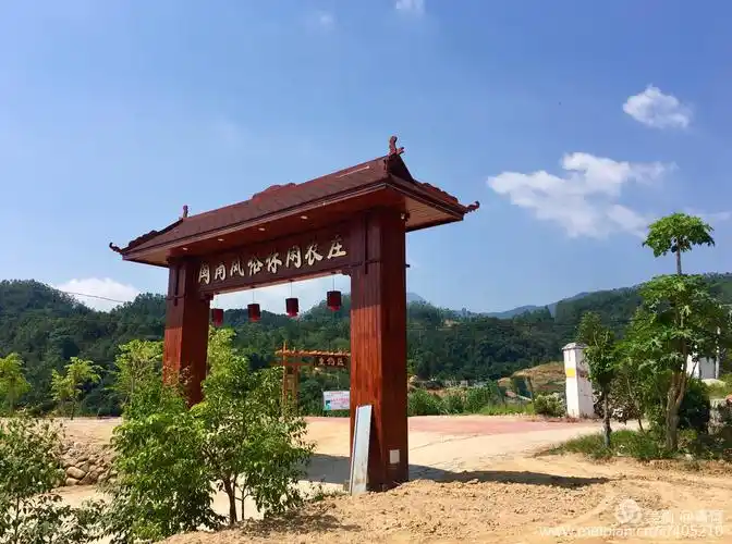 景区大门的左手边就是钓鱼台