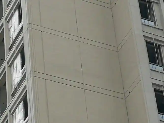 前后两天施工缝印记明显,应留置与层间分割线处