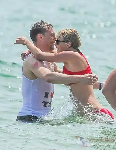 taylor swift和抖森花样虐狗之海滩篇 超模性感比基尼秀火辣身材