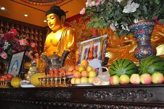 还有一些说法,有人说不能用香蕉供佛,因为"食蕉"是粤语中骂人的话,会