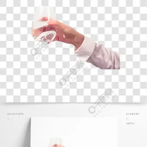 手拿玻璃透明水杯