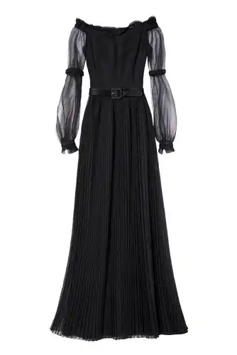 身穿 黑色长裙礼服亮相北京国际电影节红毯.盈盈一握若无骨