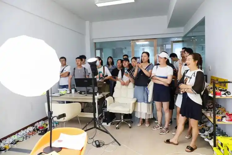 平阳县抖音直播带货实操演练及资源对接培训班开班了