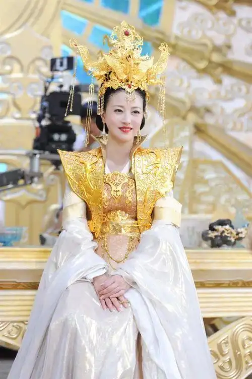 香蜜沉沉烬如霜周海媚戴贵"重"头饰 亲身示范天后式喝水