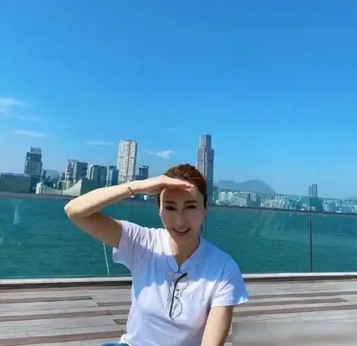 黎姿为家人下厨制作薄饼,女强人在厨房动作生疏,还忍不住发笑