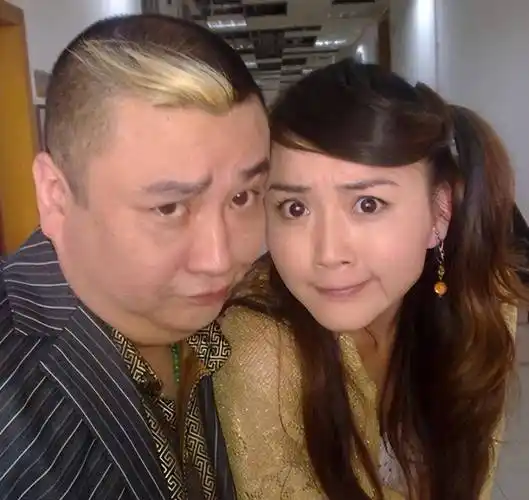 51岁陈坚雄猝死,《外来媳妇本地郎》剧组哀悼,虎艳芬晒合影送别_直播