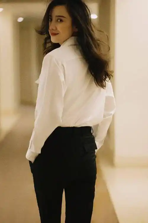 宋佳发布一组白衬衫复古港风写真 优雅回眸散发迷人魅力_西宁_青年