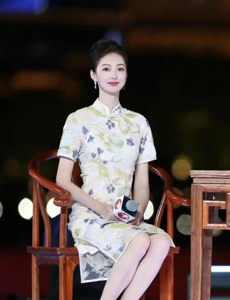 复旦大学美女学霸冯琳主持人大赛第一名晋级 冯琳在主持人大赛中以第