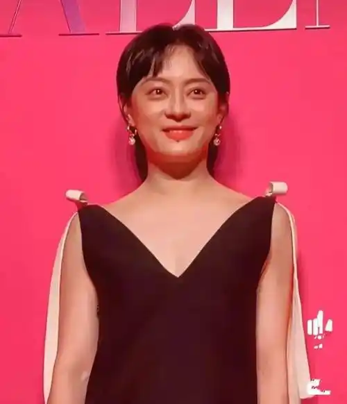 孙俪肉眼可见的老去,生图眼袋下垂有了中年感,越来越像李玲玉!