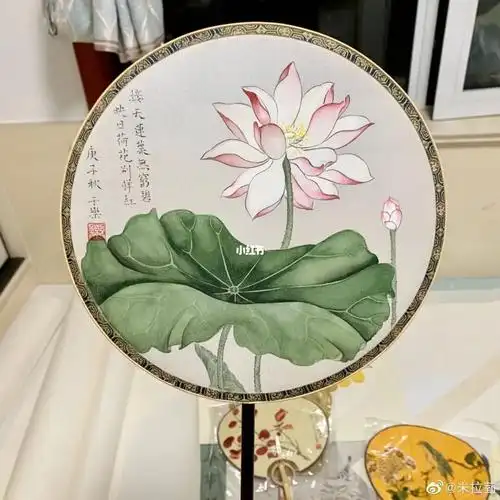 工笔荷花团扇作品《荷》