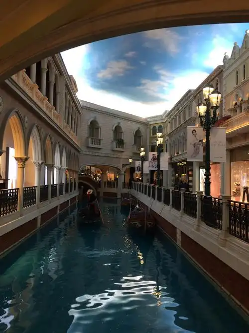 澳门威尼斯人度假村酒店占地1,050万平方尺,设有3,000间豪华套房,以