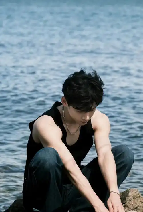 妥妥的猛男有腹肌的好吧!#白敬亭秀肌肉警告沈腾#9499