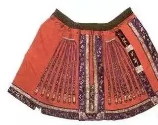 月华裙月华裙共有十个裙幅,将其打出数十道细褶,每道细褶用一种颜色