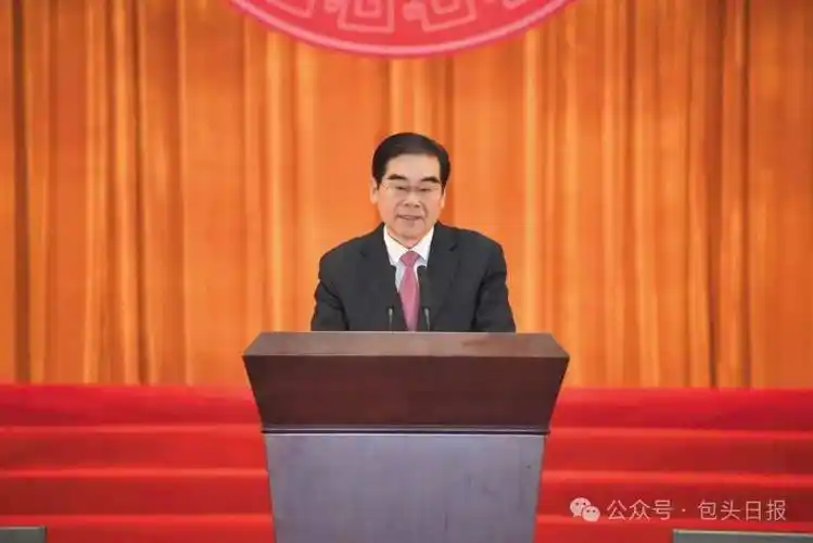 2月8日,市委书记丁绣峰在2024年包头市春节团拜会上致辞.