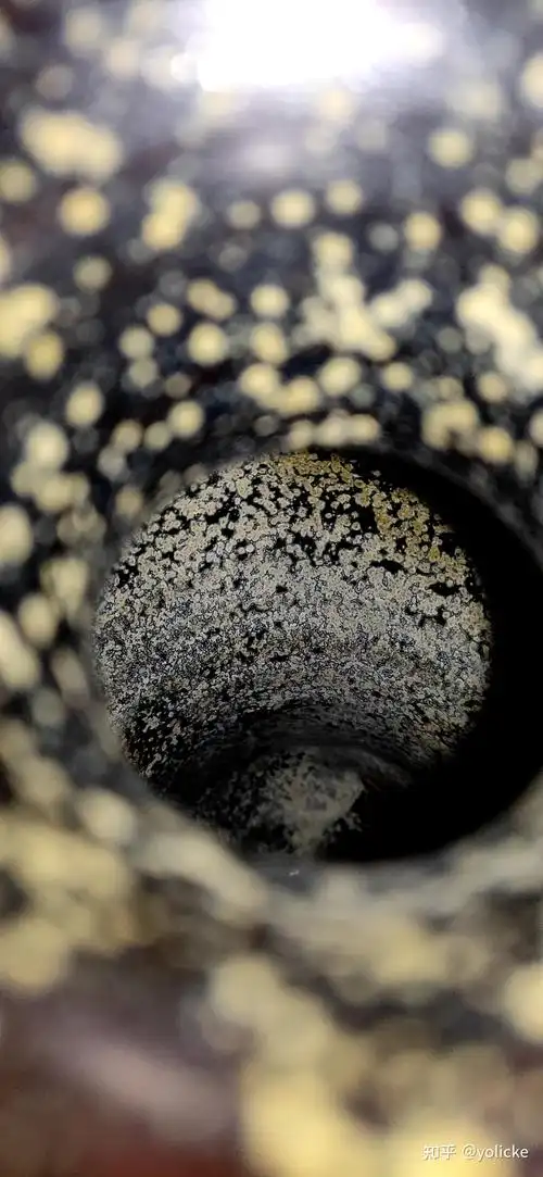 宋代建窑执壶釉面老化历史痕迹明显微观大图