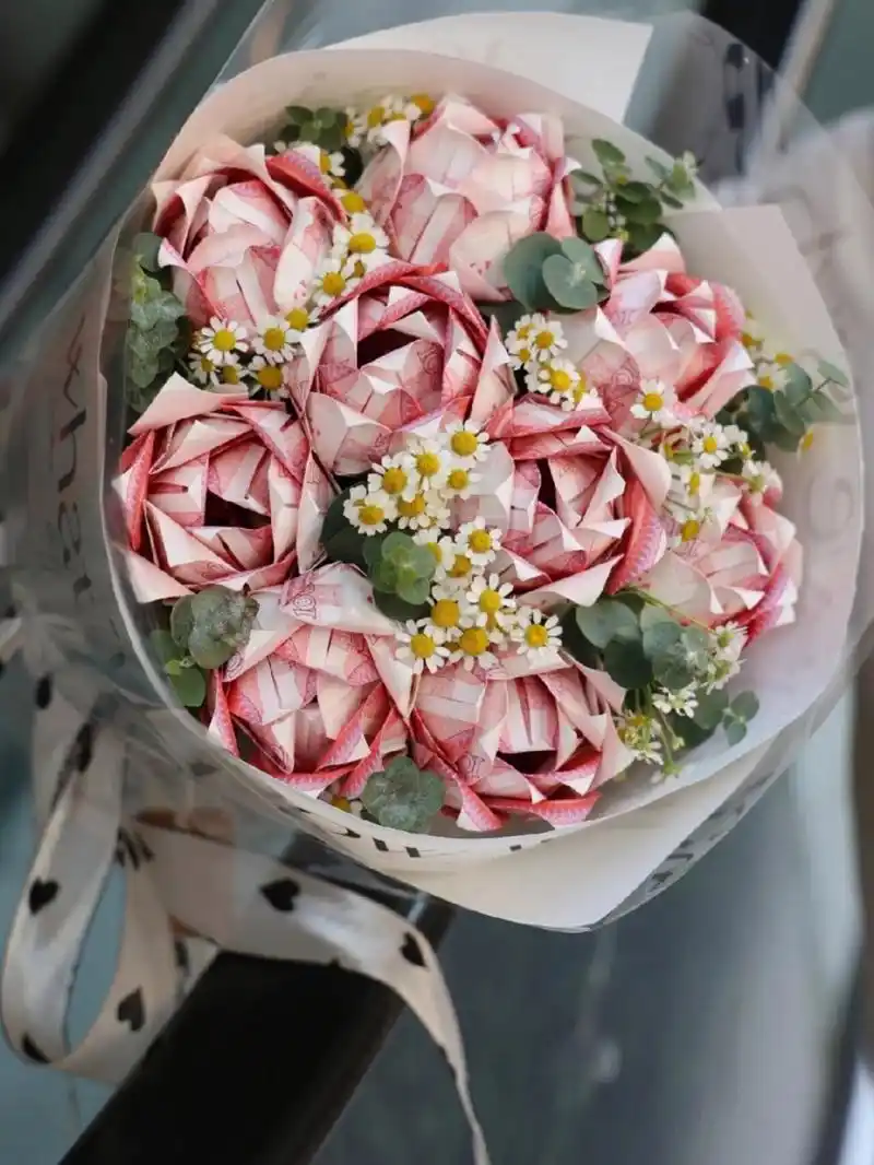 有钱花 100元手折玫瑰花  有钱花 有钱花 有钱花 女孩子有什么要求嘛