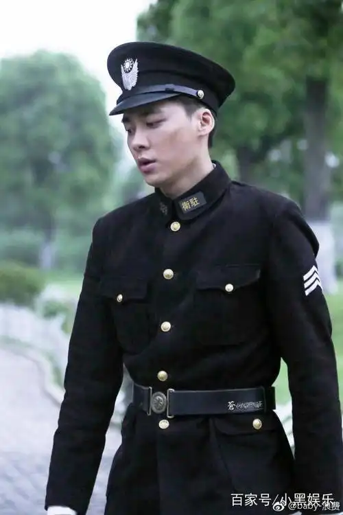 李易峰新戏路透,脸上满是伤,被合影一脸尴尬