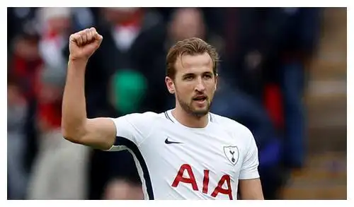 如今的狮王哈里凯恩贝克汉姆身旁的小胖子