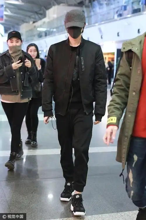 2017年11月10日,北京,华晨宇现身机场.  图片来源:alo/视觉中国
