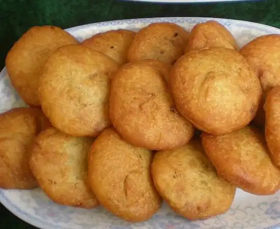 泡泡油糕是陕西三原县很有名气的传统小吃,其渊源可上溯至唐代的烧尾