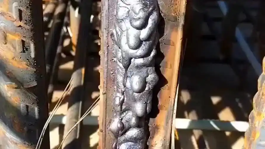 新请来的师傅,第一眼以为焊的鸡屎焊,敲掉药皮后我服了!