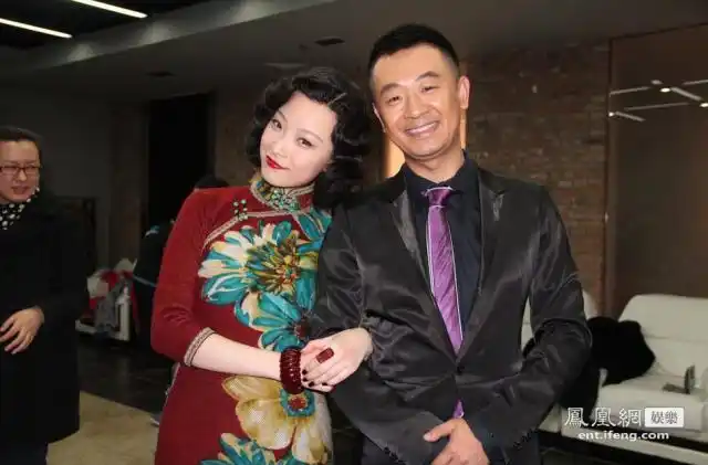 年12月14日讯,电影《金陵十三钗》活动后台,十三钗纷纷与黄海波合影