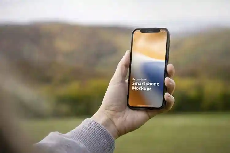 秋季户外手持iphone12设计样机模板iphonemockupautumnscenes