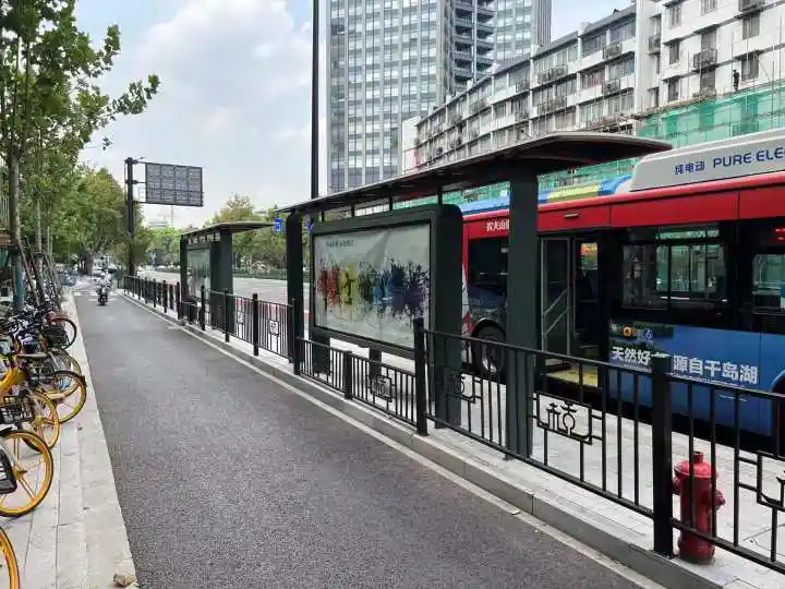 记者帮杭州这个公交站护栏为啥这么长关于出行便利欢迎您继续来提意见