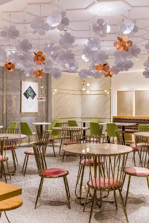 精致浪漫甜品店装修案例店面以温和的豆沙绿与高级灰来做色彩