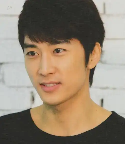 最早是做模特,和苏志燮在模特时期相识,同吃同住同工作结下深厚情谊