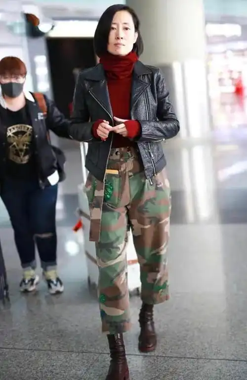 刘敏涛穿皮衣素颜走机场眉毛稀疏五官却精致45岁该有的样子