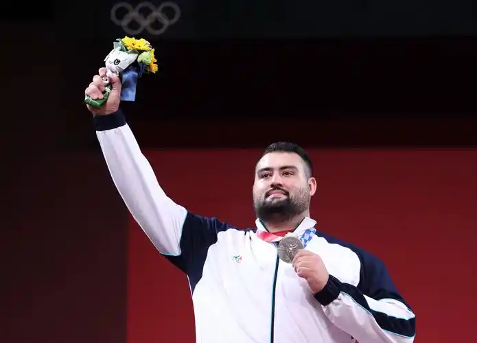 当日,在东京奥运会举重男子109公斤以上级的决赛中,格鲁吉亚选手塔拉