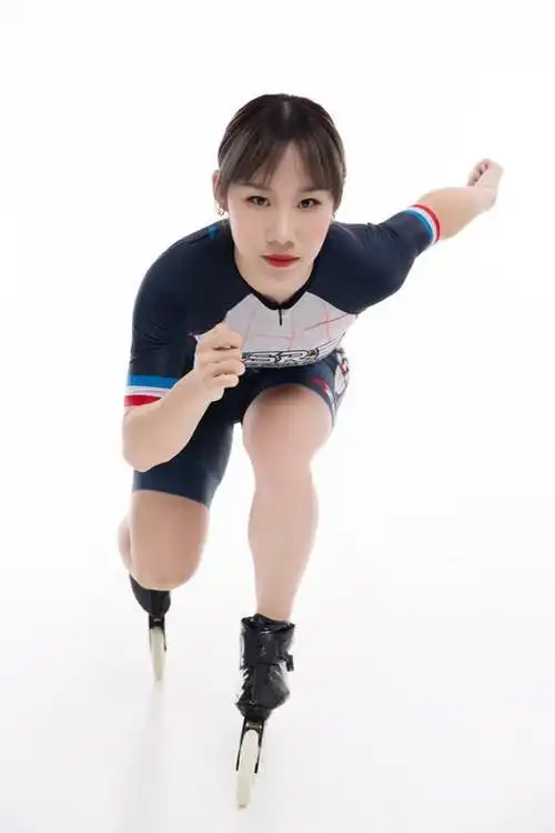 郭丹-被誉为中国轮转冰第一人,中国首位"轮冰双栖运动员",我国第一个