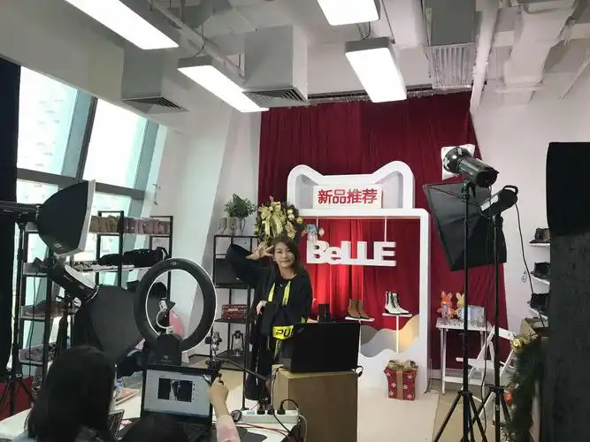 背景可根据品牌风格设置,天猫服饰直播间建议背景需要有品牌logo元素