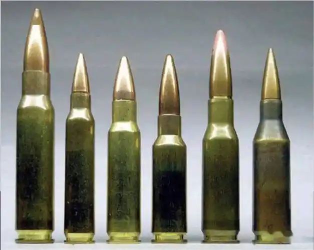 几种不同口径的新老步枪弹外观比较,自左至右依次是7.62mm北约弹,5.
