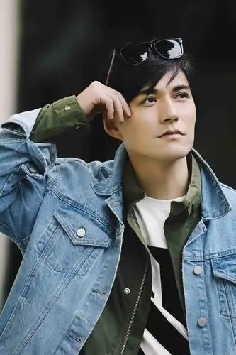 严屹宽别样打开方式 叠穿大法玩转街头自由风