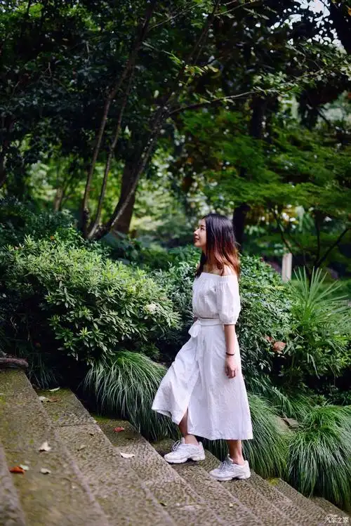 保持逍遥生活的热情,陪着媳妇同游半山公园