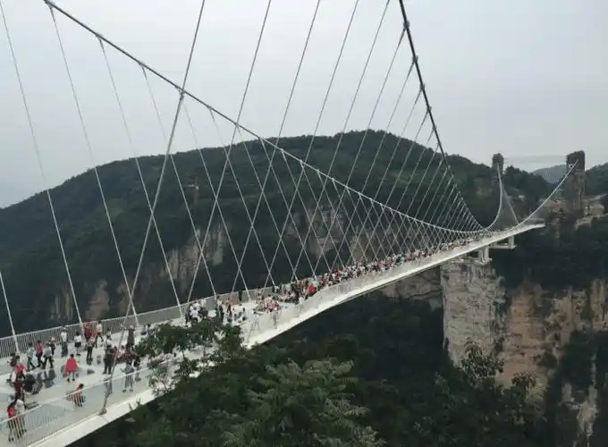 中国最牛琉璃桥, 人们不服拿大铁锤砸, 硬是砸不破