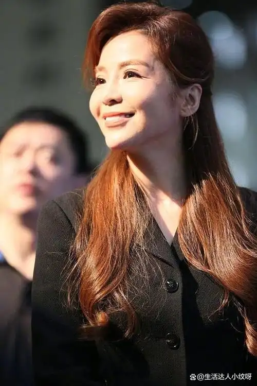 在璀璨夺目的央视舞台背后,隐藏着朱迅的坚韧与传奇.