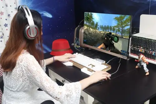 感觉游戏feel实在很重,与我们想象的有些不同,毕竟那么纯的一个小女孩