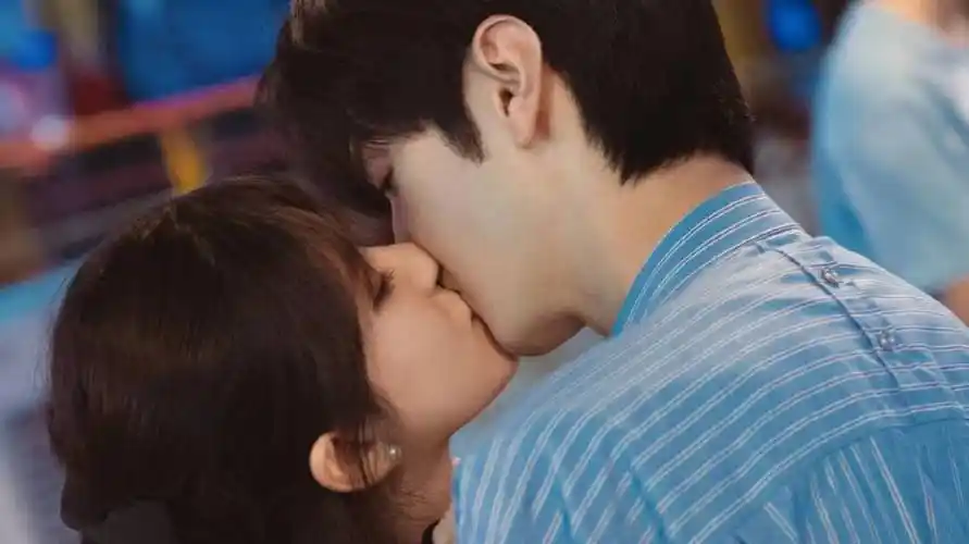 赵露思陈哲远吻戏不来虚的,搂腰吻沙发吻纽扣吻十段吻,甜齁了_桑稚